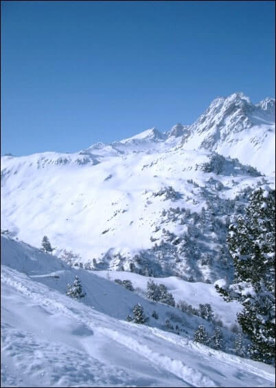 Cartes postales Paysages et Nature : Montagne enneigée et ciel bleu